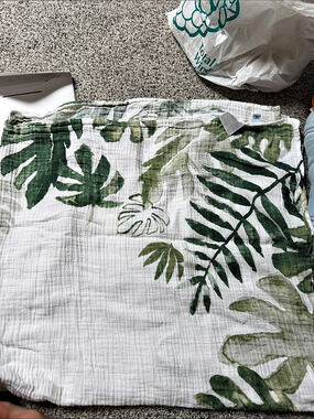 Little Unicorn Cotton Muslin Quilt Green & White photo blanket and cards